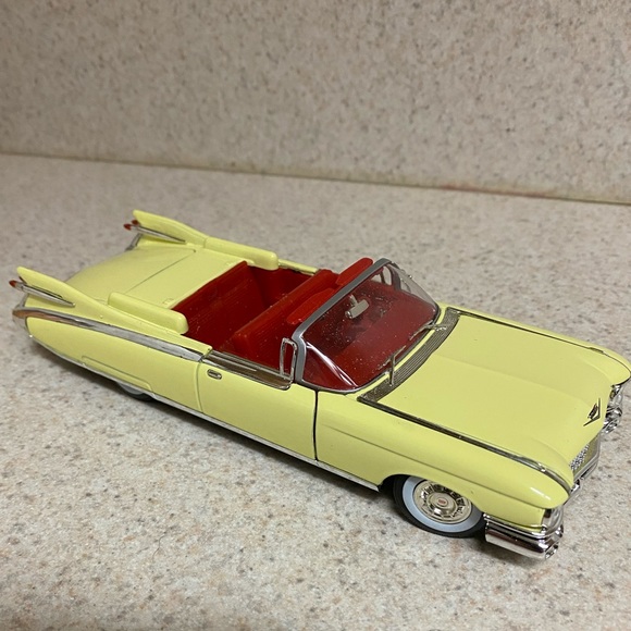 Collectible Diecast 1959 Cadillac Eldorado Biarritz Covertible - Picture 4 of 6